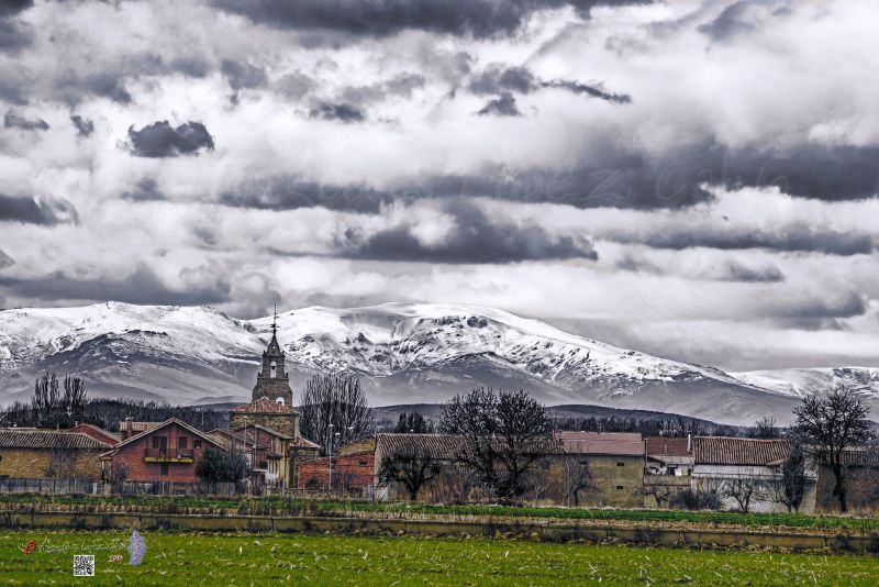 Santibanez de la Isla con El Teleno al fondo.jpg